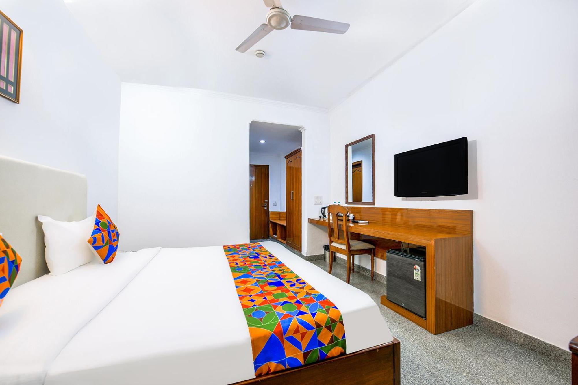 Hotel Exotica Leisure Valley, غورغاون المظهر الخارجي الصورة