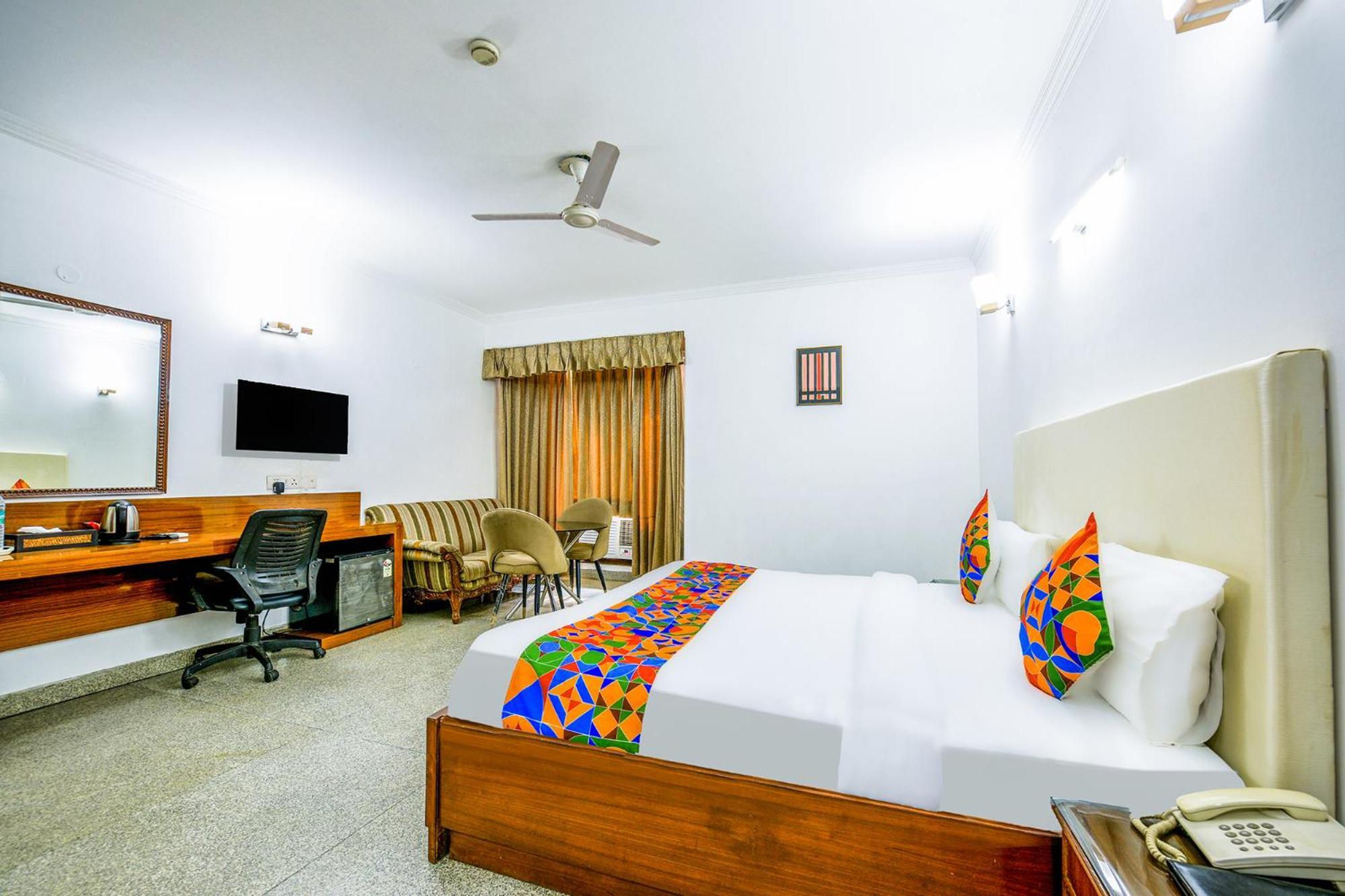 Hotel Exotica Leisure Valley, غورغاون المظهر الخارجي الصورة