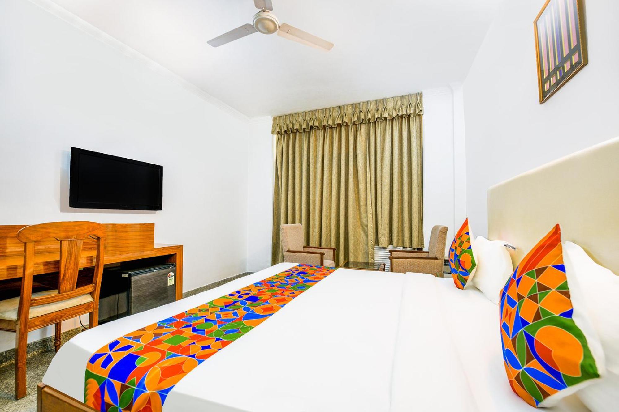 Hotel Exotica Leisure Valley, غورغاون المظهر الخارجي الصورة