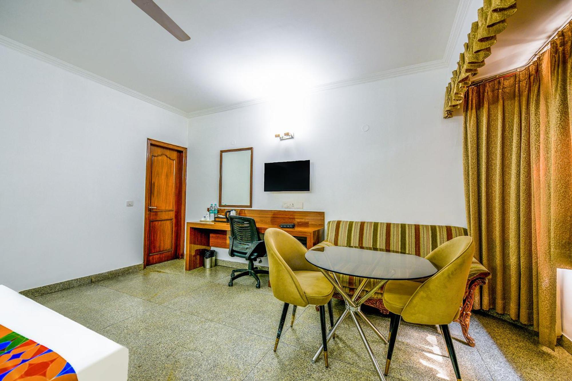 Hotel Exotica Leisure Valley, غورغاون المظهر الخارجي الصورة