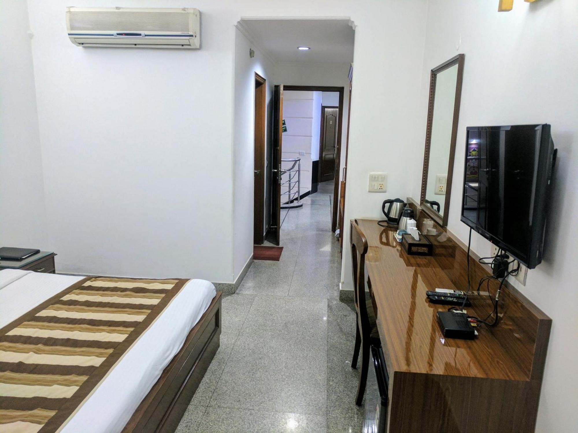 Hotel Exotica Leisure Valley, غورغاون المظهر الخارجي الصورة